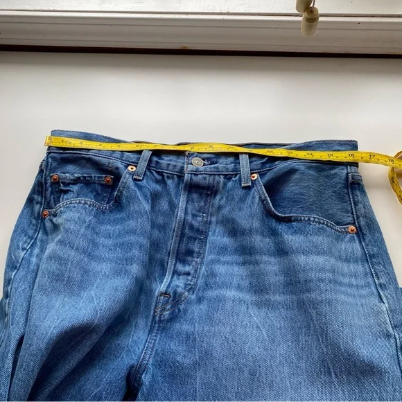 Levis Premium 501 '81 Jeans Woman 32x31 Medium Wash Button Fly Streetwear Retro - Picture 11 of 15